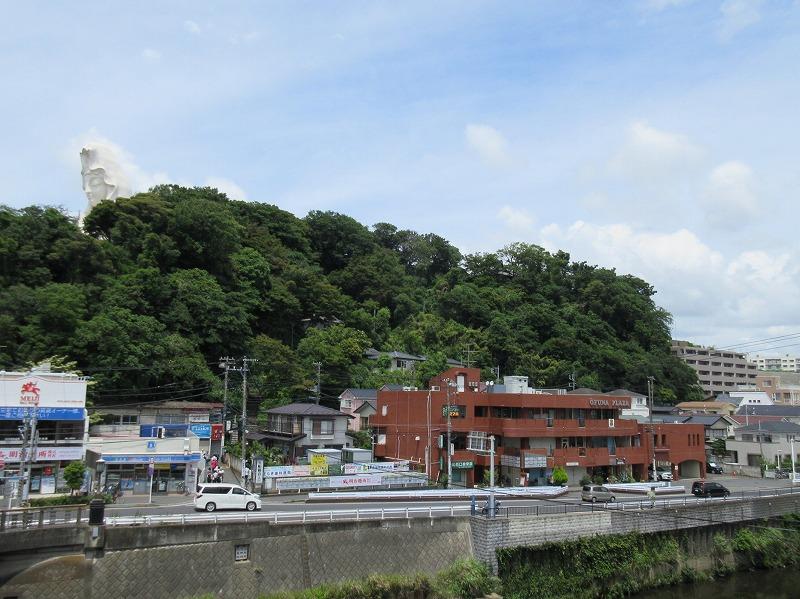 大船駅西口の様子。物件は写真でいうと右のほうへ歩いたところ