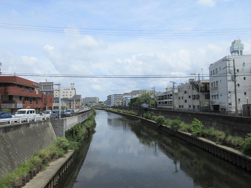 この川を渡って、徒歩5分の道のりはほぼフラット
