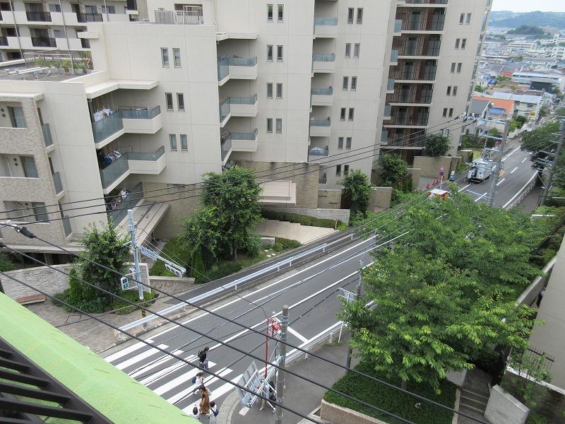 バルコニーから下を見る。ちょうど交差点があるので、車の音には注意
