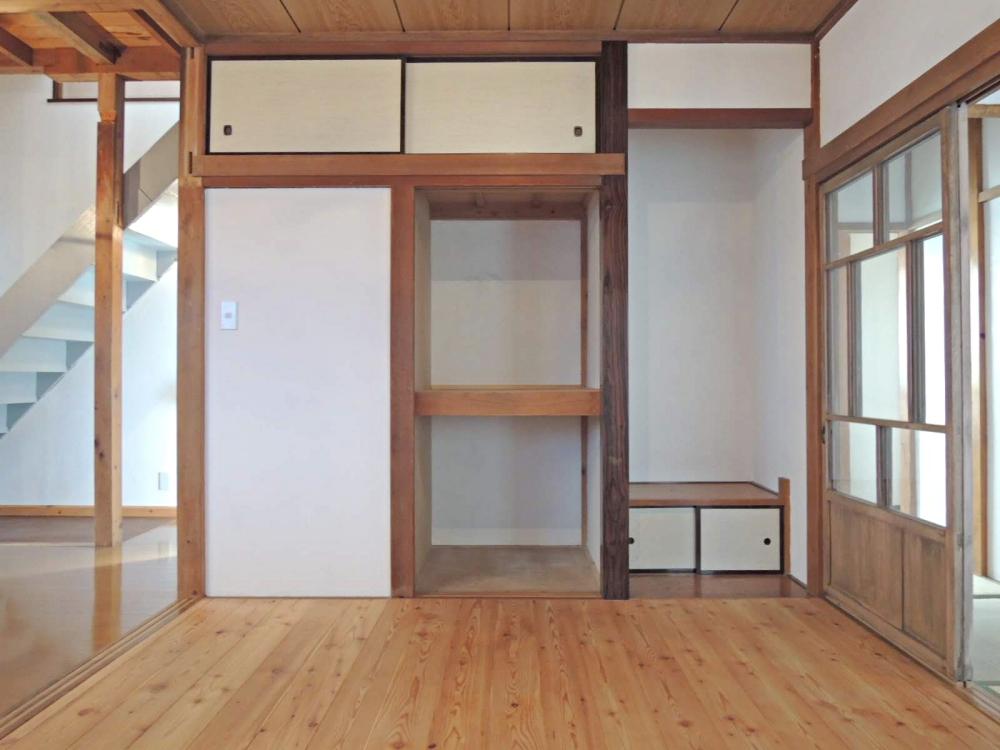 二間続きだった和室の片方を板間に。家具が置きやすくなりました。