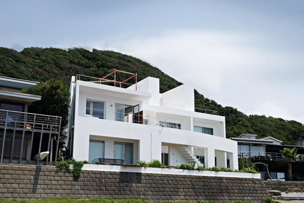 海から見た外観。海最前列の立地です。