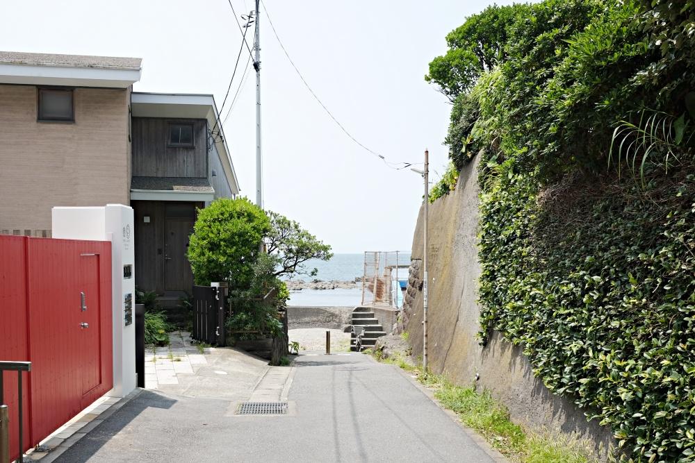 葉山らしい小径に面しています。海までは徒歩15秒くらい。