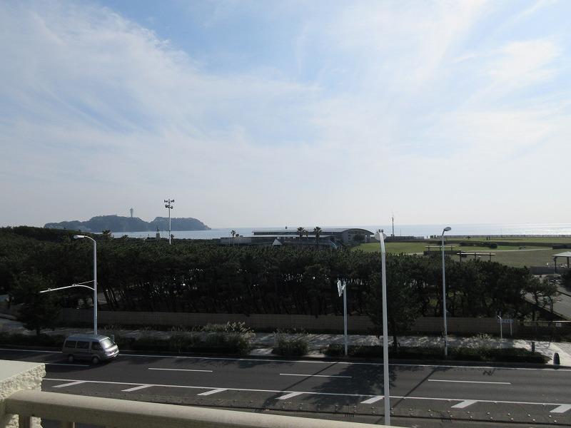 目の前のサーフビレッジ。海と公園の芝生が素敵