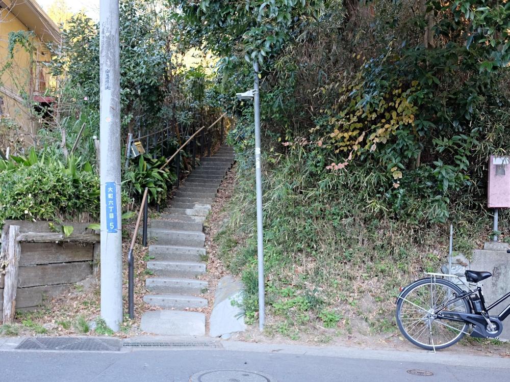車通りからの分岐点。戸惑いますが、ここが正解です。