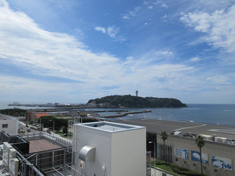 室内からの眺望。江ノ島が目の前に
