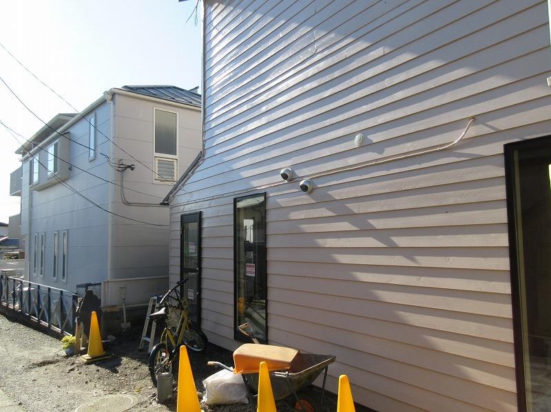 入口は、建物向かって左のドア