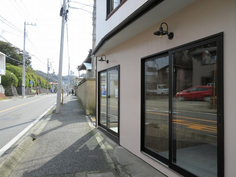 路面の2店舗は美容関係と物販の店舗です