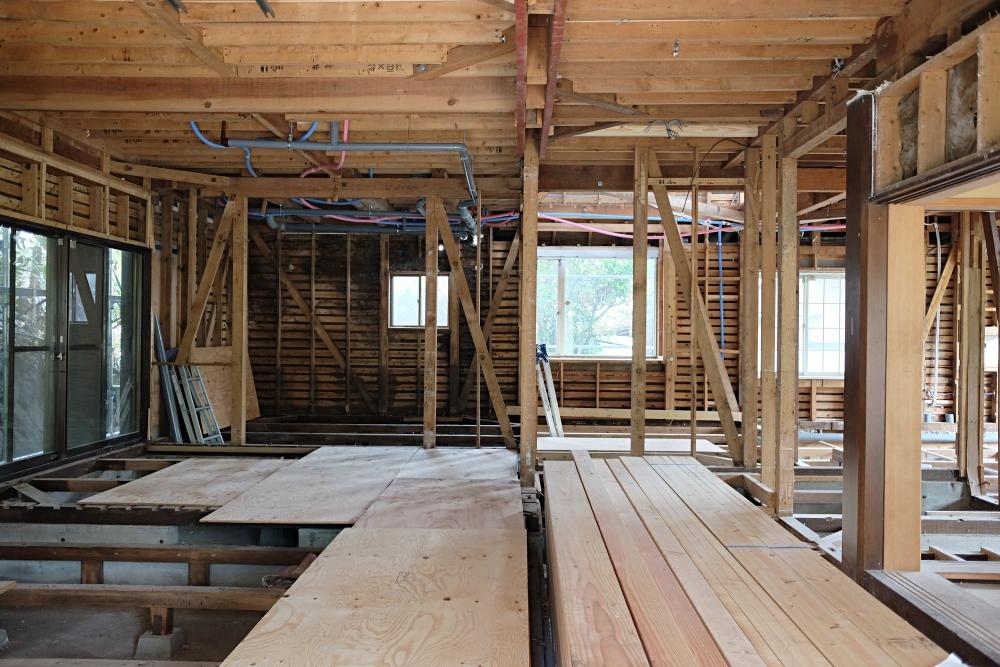 重厚な造りの木造住宅を絶賛解体工事中。賃貸対象は、1階部分です。