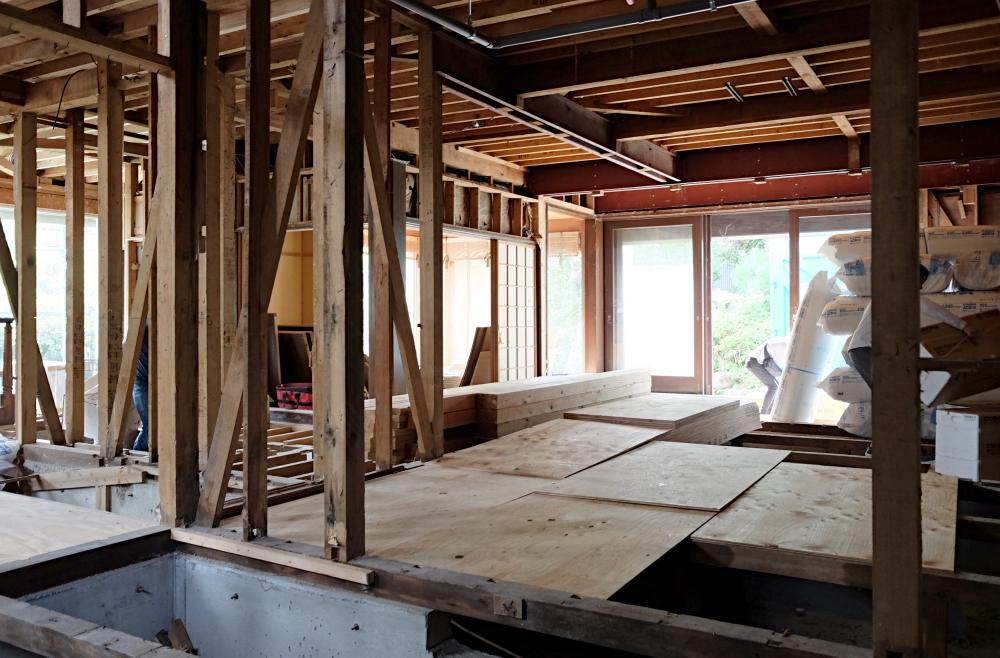 重厚な造りの木造住宅を絶賛解体工事中。賃貸対象は、1階部分です。