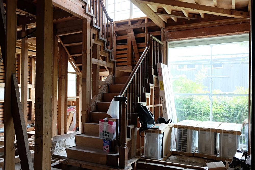 重厚な造りの木造住宅を絶賛解体工事中。階段周辺は非賃貸部分です。