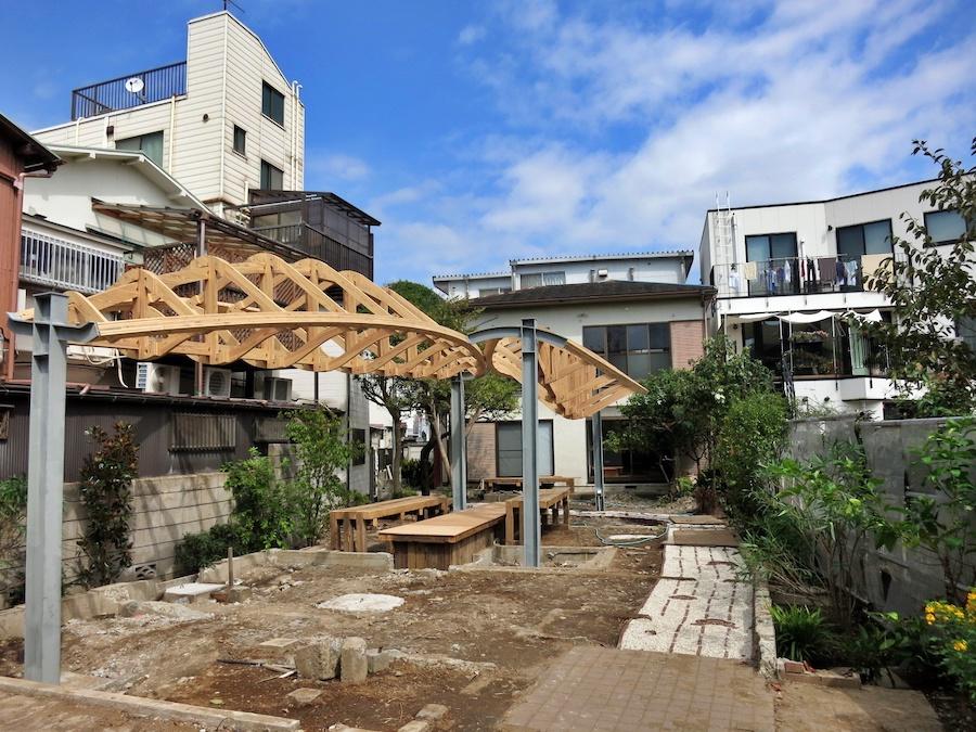 庭と建物の全景|もう少し足元は整備されます