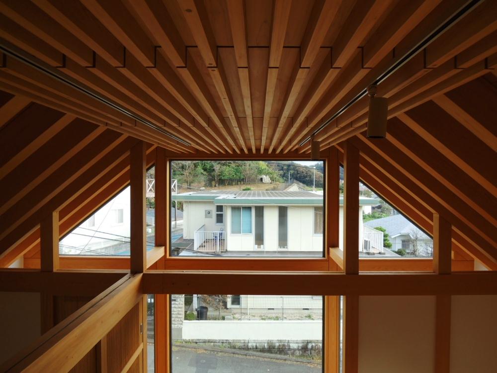 木組みの天井を小屋裏から