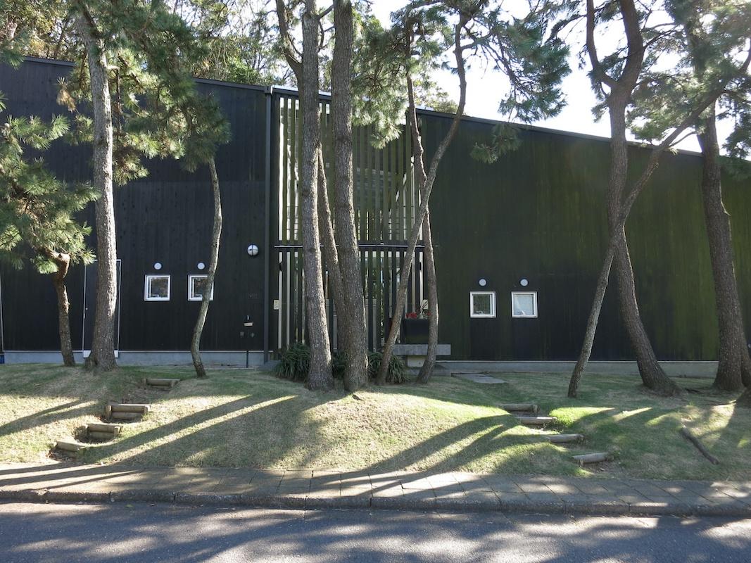 外観|側面の表情も庭園になじむ