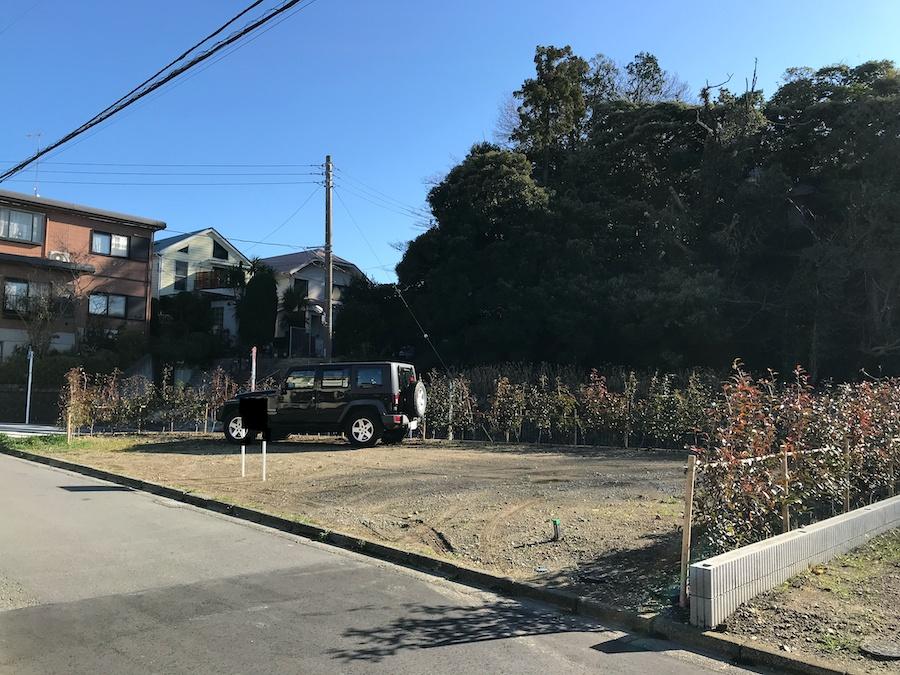 北側から敷地の全景を見る