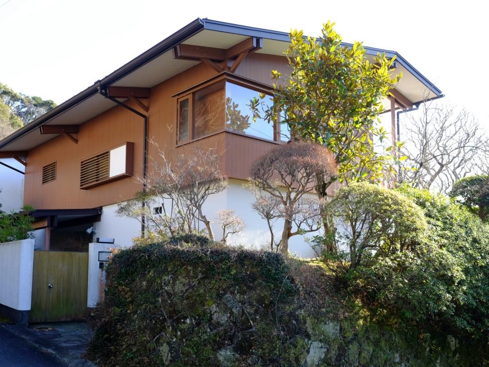 茶色の外壁は板貼りです。屋根、梁、窓それぞれに意思を感じる形状。