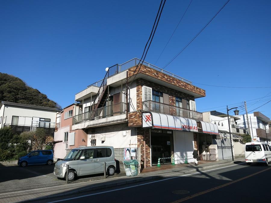 建物の裏手には山の緑と文化的な建物が残る