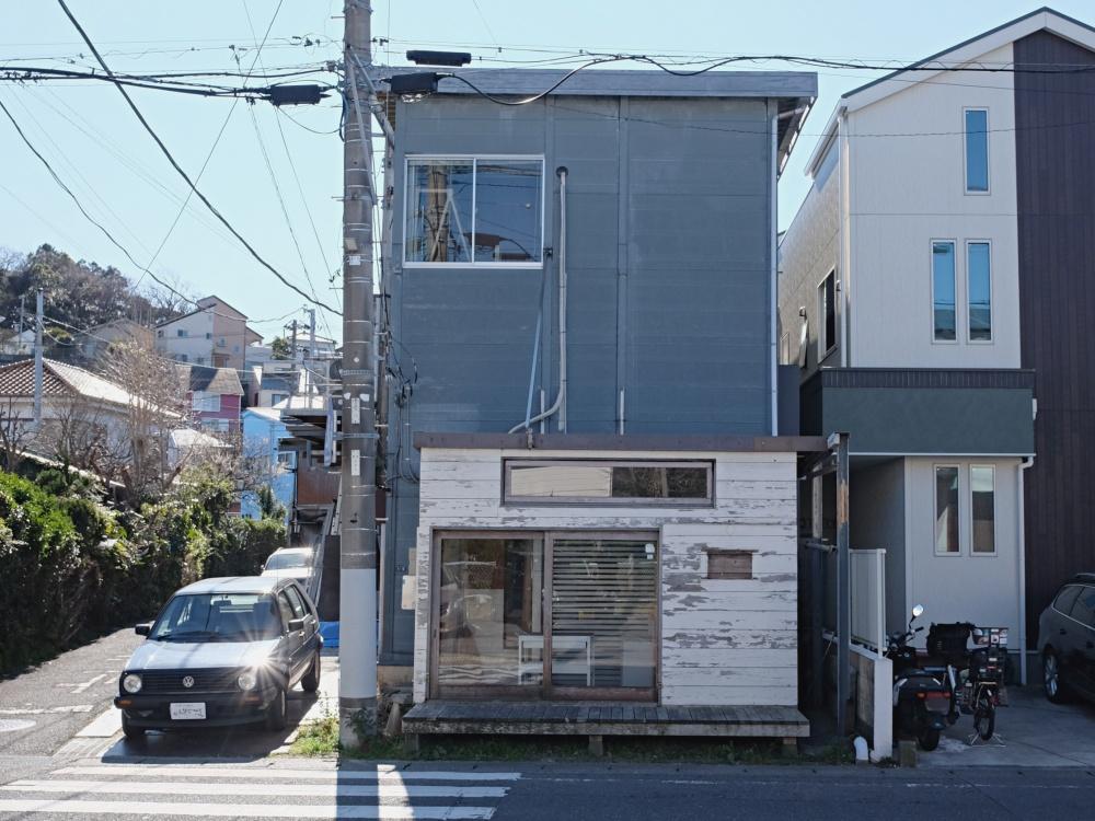 正面の顔。建物東側に車が1台駐車可能です。