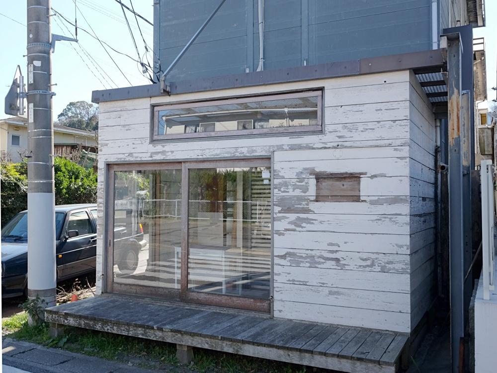 通り側に飛び出した増築部分。以前は店舗として使われていました。