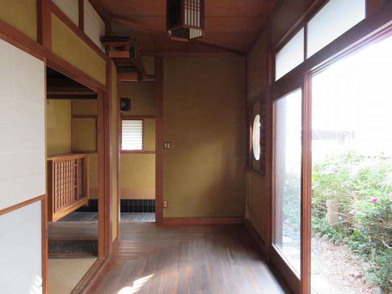1階の和室と庭の間の廊下