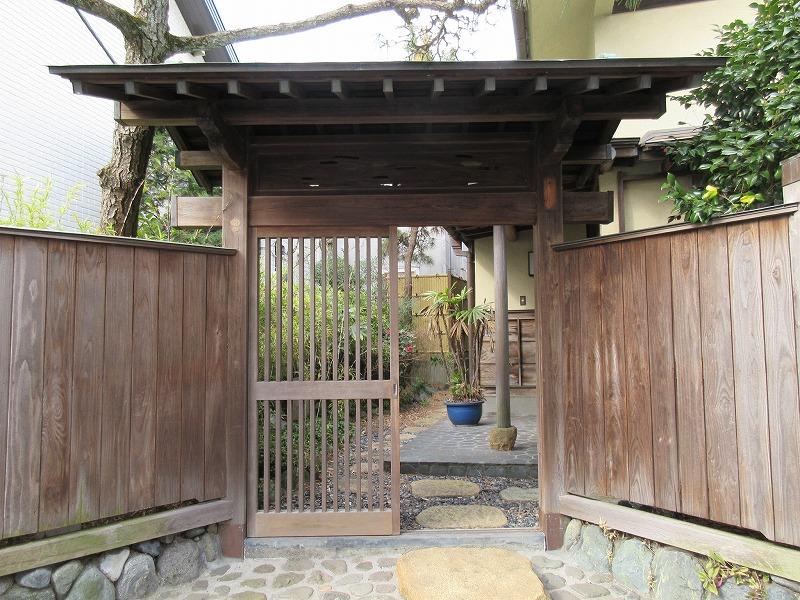 門にも趣が。暖簾をつけたくなる