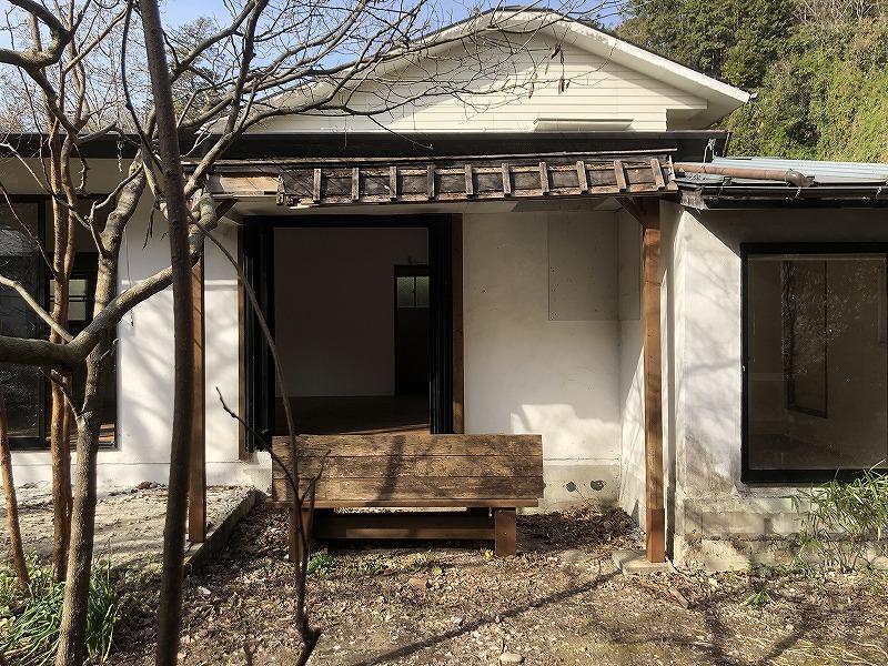 パーゴラ(っぽい屋根)とベンチの相性は抜群