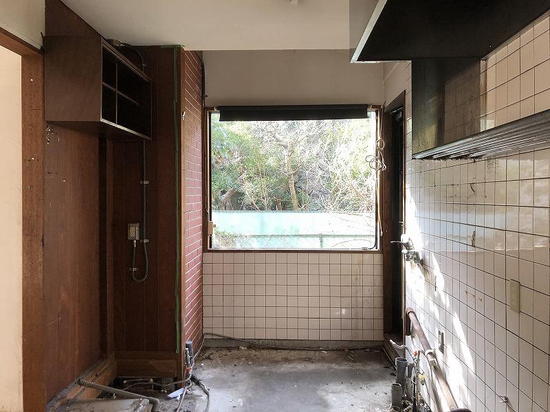 元キッチンにある大きなFIX窓。先にはお隣の緑が見えます。