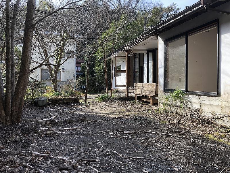 敷地奥から道路方面を見た時の庭