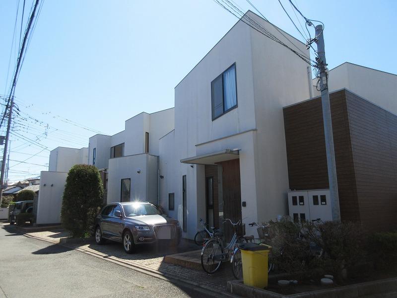 建物はL字に配置されています