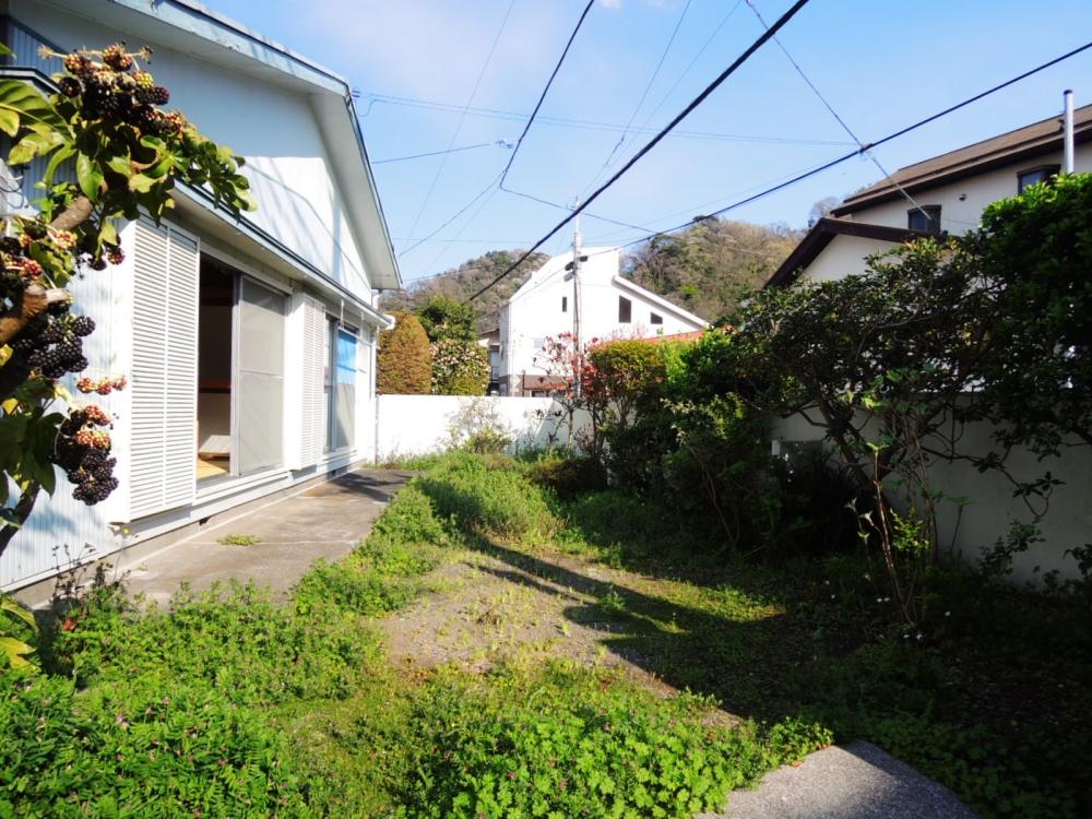 駐車場兼庭(専用庭も半分です)