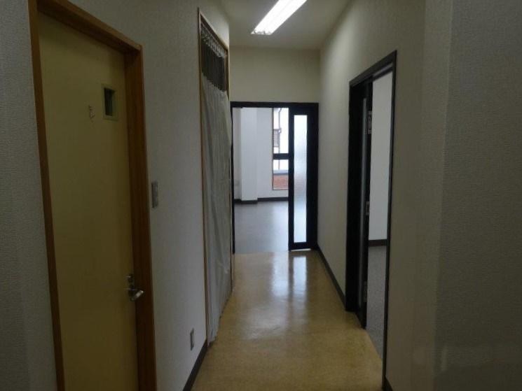 共用の廊下部分にトイレとミニキッチンがあります