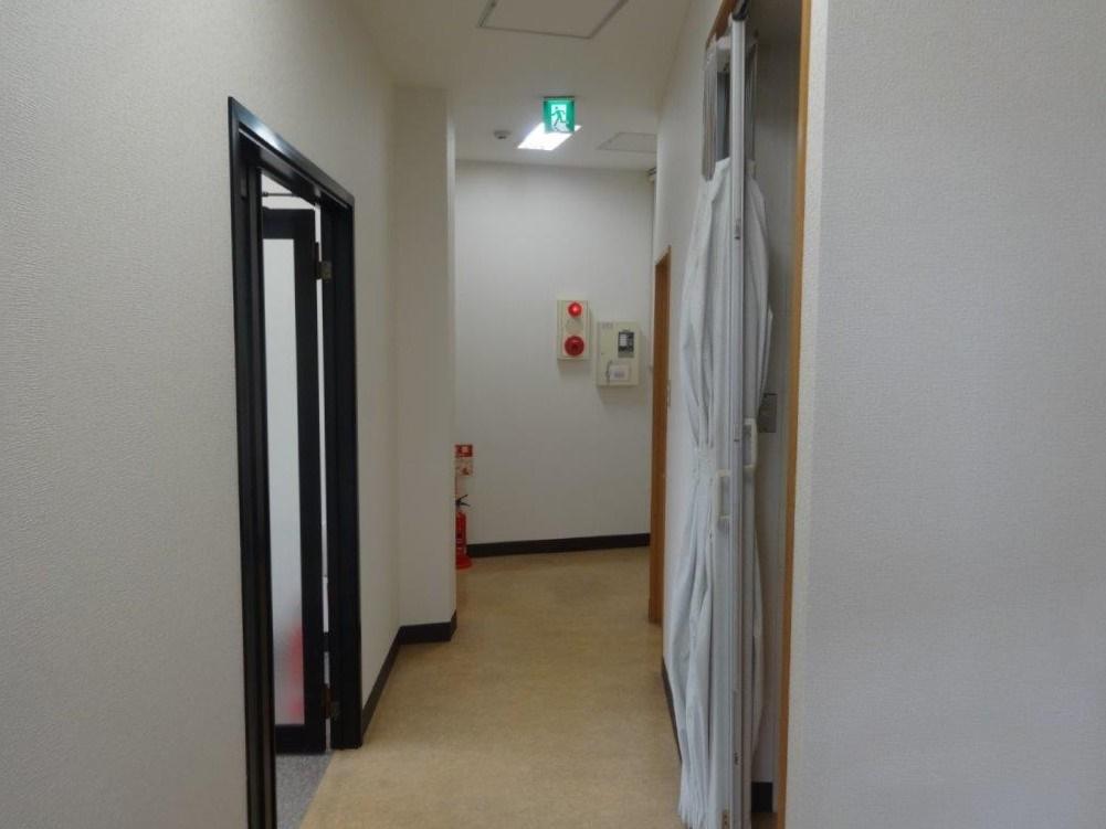 廊下の反対から見ます