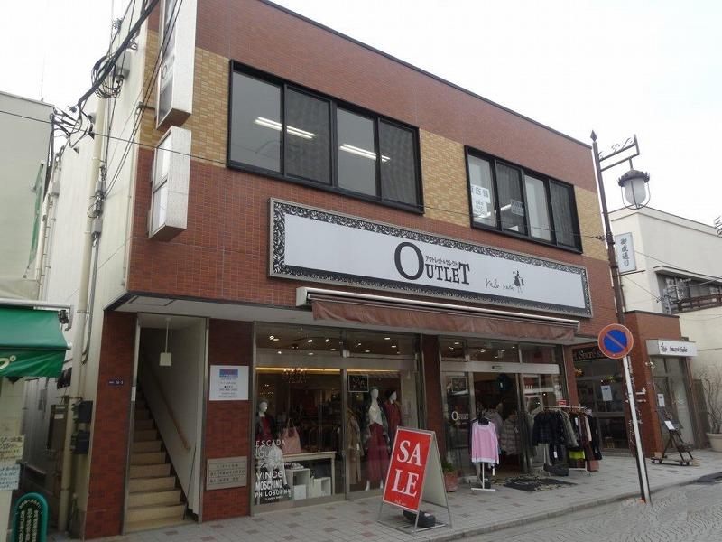 入口は建物の左側の階段です(エレベーターなし)