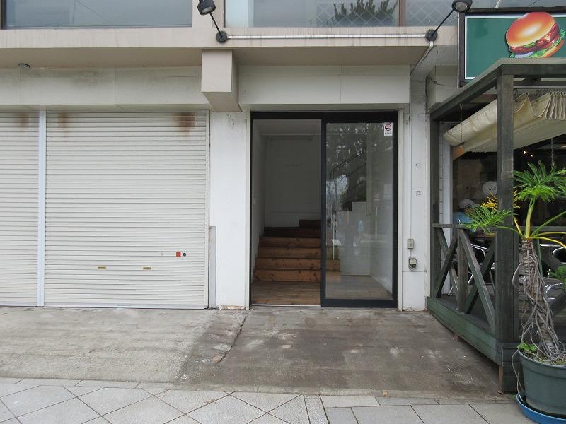 入口は建物の中央にあります