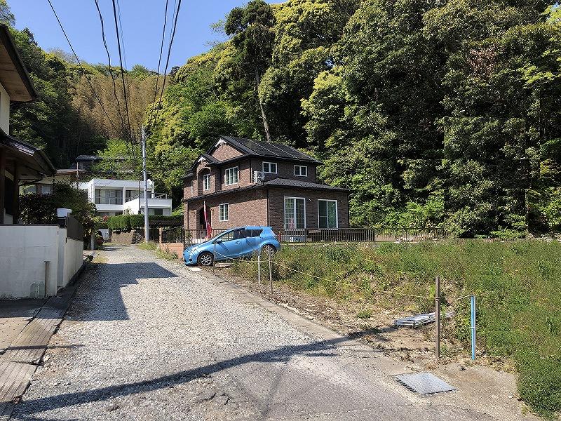 西側の道路は砂利敷です。