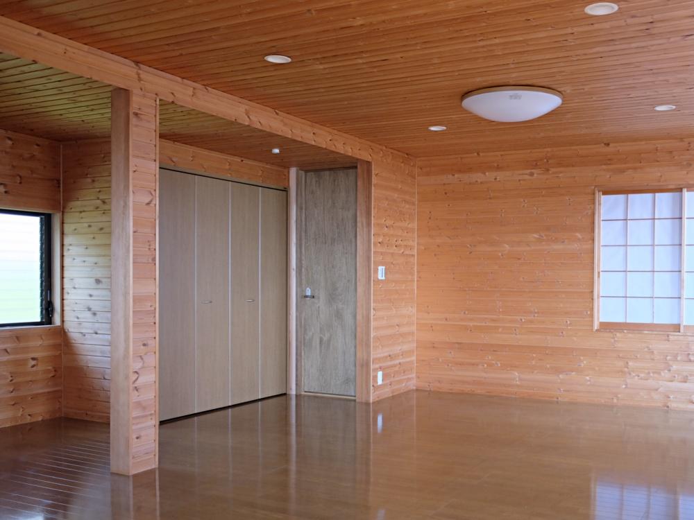 隅にある建具を開くと、洗濯機置き場とトイレがあります。