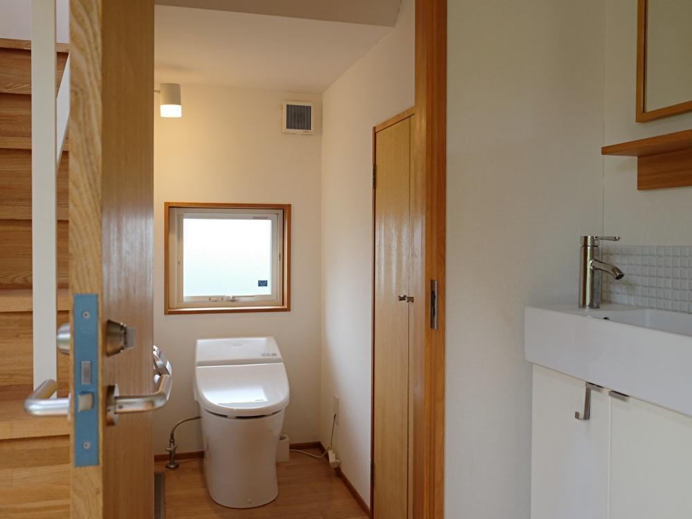 1階|階段下にもトイレと手洗器があり、来客時に重宝しそう。