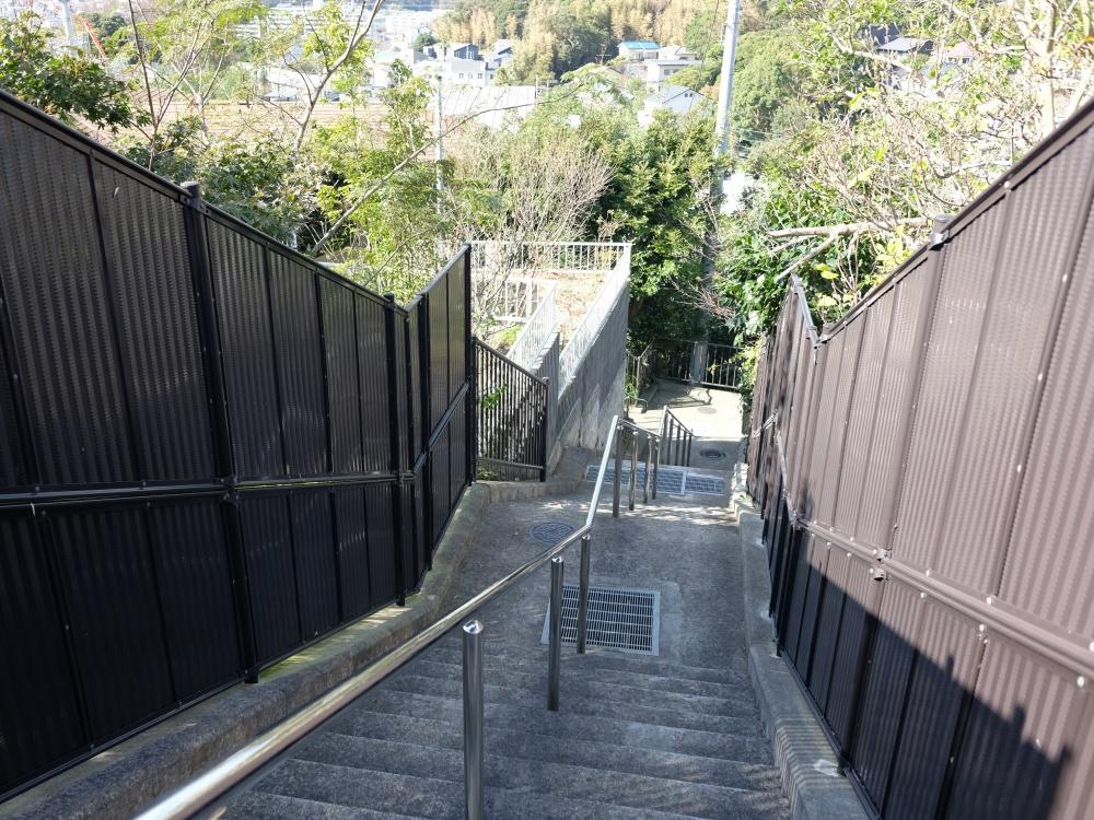 バス停から敷地までは階段と坂道。脚力つきそうです。