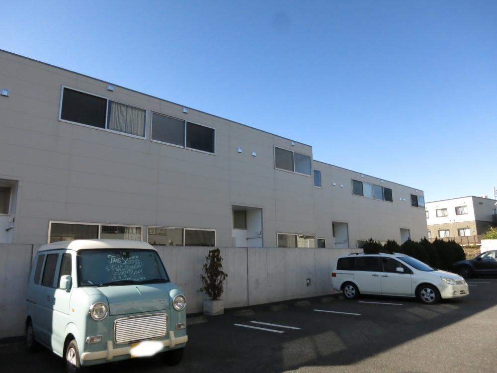 各棟の間に駐車場が設けられています