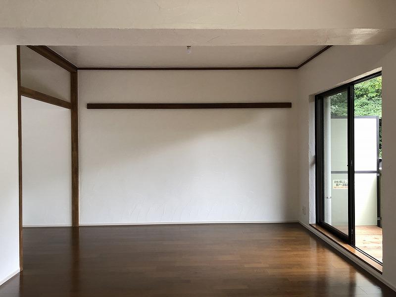 リビングの東側はもともとは和室でその収納の名残があります。