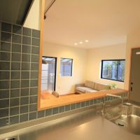 河北郡内灘町字千鳥台の賃貸物件/ステンレスのワークトップをあえてマットに仕上げるなど、空間一体の雰囲気を統一