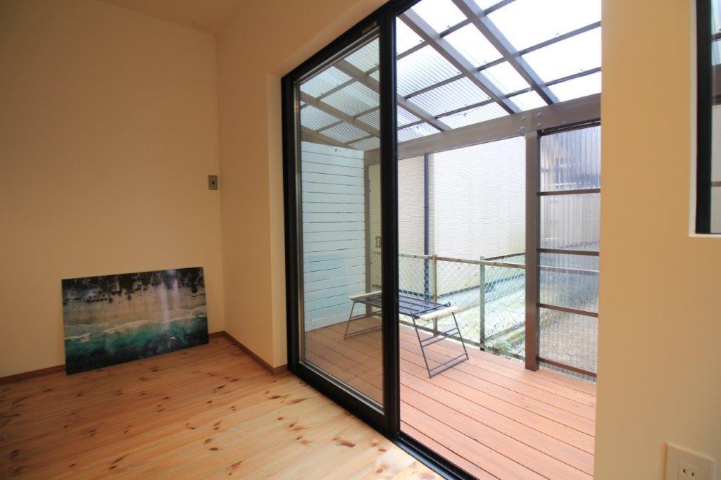 河北郡内灘町字千鳥台の賃貸物件/リビングと繋がるウッドデッキのサンルーム