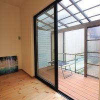 河北郡内灘町字千鳥台の賃貸物件/リビングと繋がるウッドデッキのサンルーム