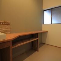 河北郡内灘町字千鳥台の賃貸物件/六角形のモザイクタイルが特徴的な造作の洗面台。家族が並んで使える