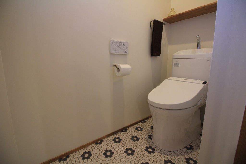 河北郡内灘町字千鳥台の賃貸物件/トイレの床もタイル調