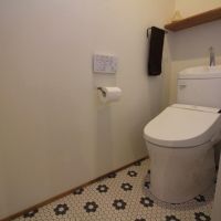 河北郡内灘町字千鳥台の賃貸物件/トイレの床もタイル調