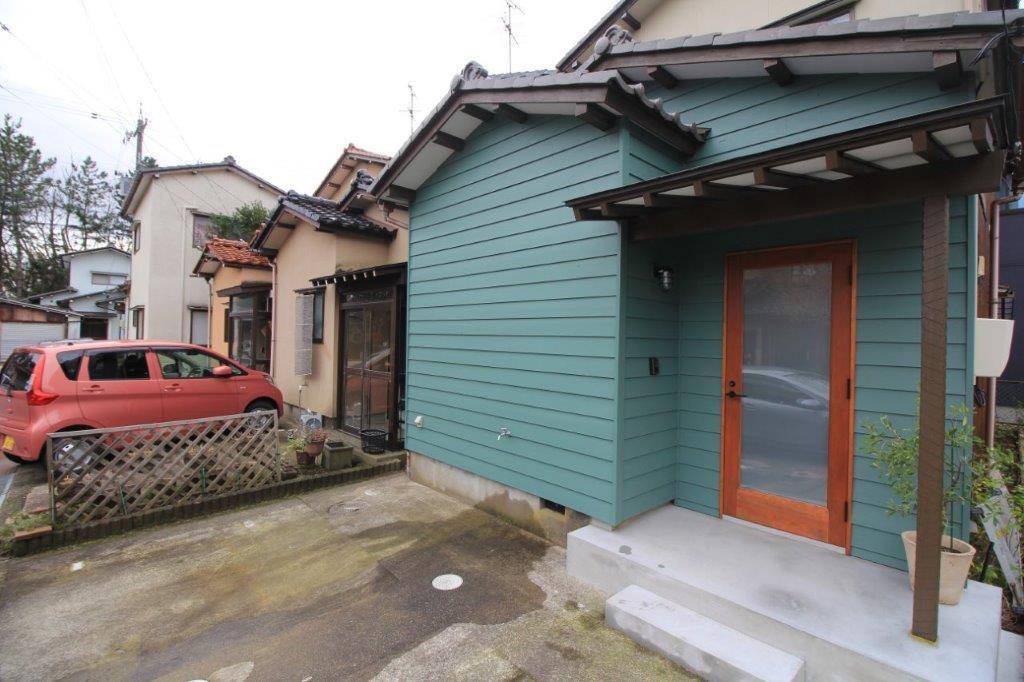 河北郡内灘町字千鳥台の賃貸物件/玄関アプローチ。外に水栓があるのは、何かとありがたい。サーフボードや釣り竿など