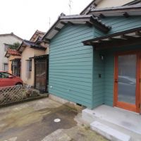 河北郡内灘町字千鳥台の賃貸物件/玄関アプローチ。外に水栓があるのは、何かとありがたい。サーフボードや釣り竿など