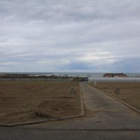 河北郡内灘町字千鳥台の賃貸物件/防風林を越えたところからの景色。目の前の内灘海岸はサーフィンで有名。左側の堤防は大浜釣り公園