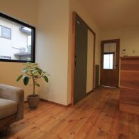 河北郡内灘町字千鳥台の賃貸物件/植物が似合う空間。窓の外は隣家のお庭、借景お借りしてます。写真、真ん中の扉がトイレです