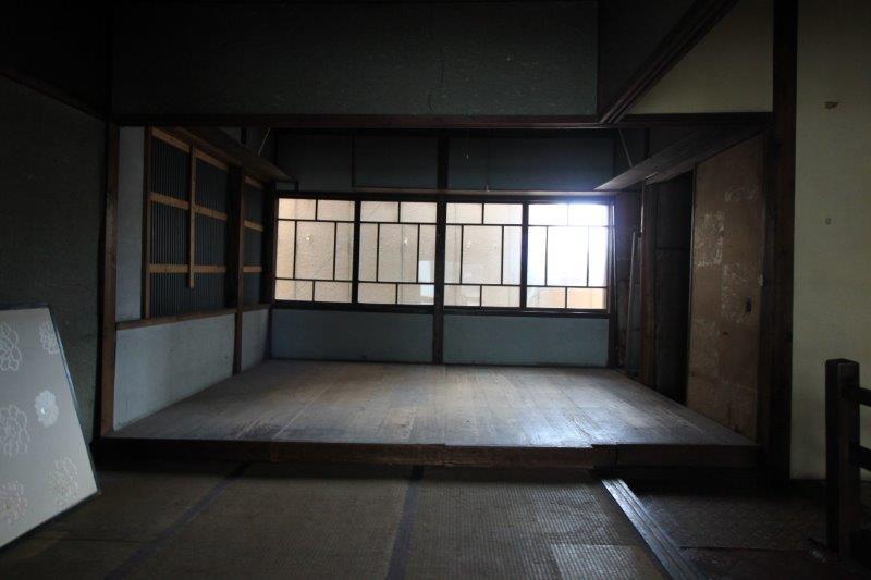 踊りのお稽古でもしていたのでしょうか。